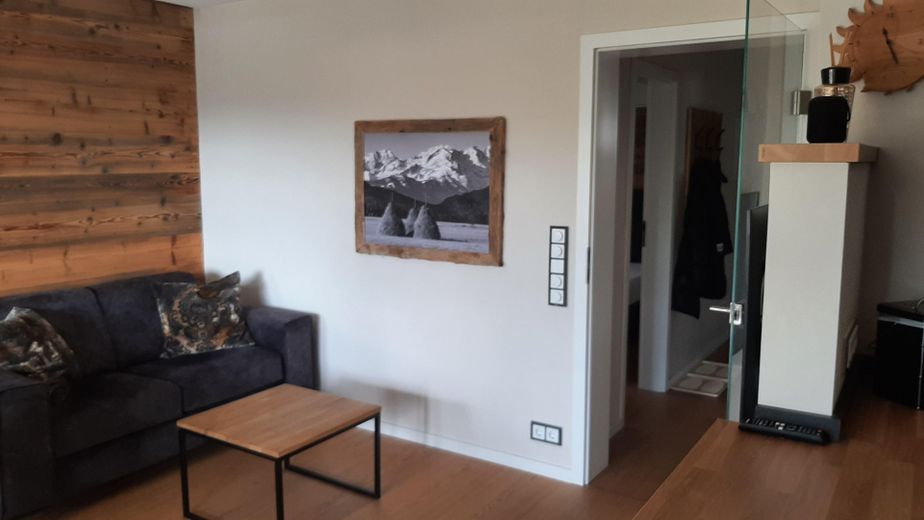 Moderno, pregiato e tranquillo appartamento di 2 locali COMPLETAMENTE ATTREZZATO con ampio balcone esposto a sud a Murnau-Moosrain – Wohnzimmer