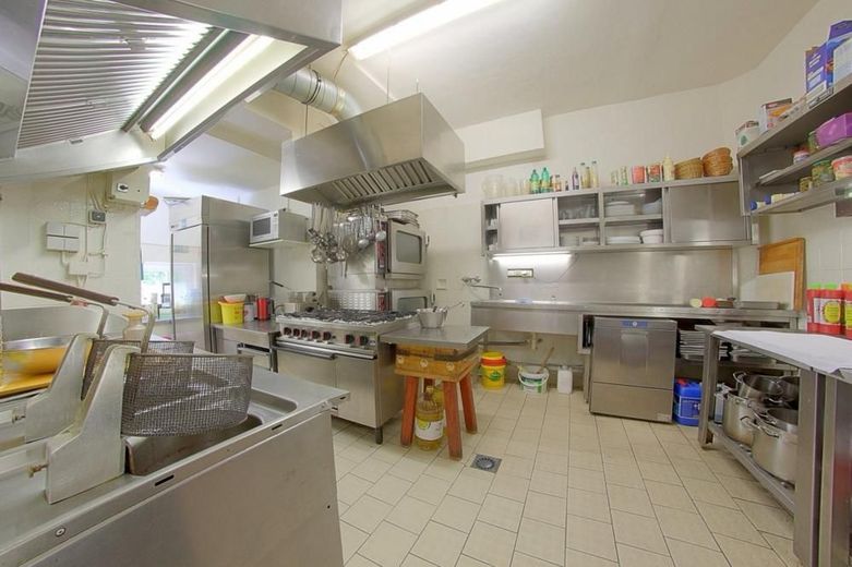9 Einheiten + Gewerbe | Value-Add-Investment 
mit massivem Mietpotenzial – Vorhandene Gastroküche für mögliche Gewerbe- oder Betreiberkonzepte