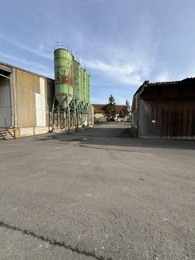 Vielseitiger Gewerbestandort mit Büro-, Lager- und Hallenflächen in Volkmarsen – Hoffläche Rückseite
