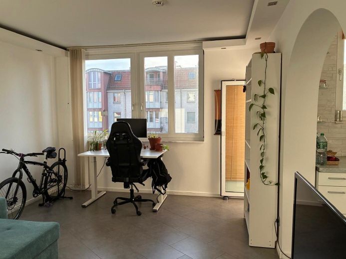 Provisionsfrei & Bezugsfrei: Eigentumswohnung mit Balkon & Fußbodenheizung nahe Tempelhofer Feld – Wohnzimmer