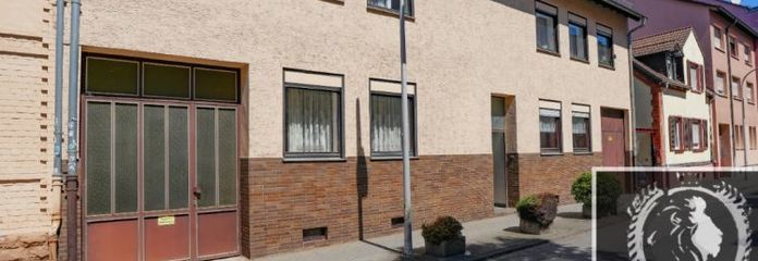 Residential building with workshop, storage areas, inner courtyard and versatile usage potential in Friesenheim