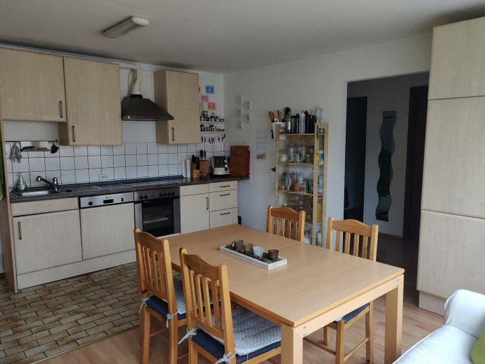 Zentral gelegene, gepflegte 3,5-Zimmer-Wohnung mit EBK in Karlsruhe – Küchenbereich