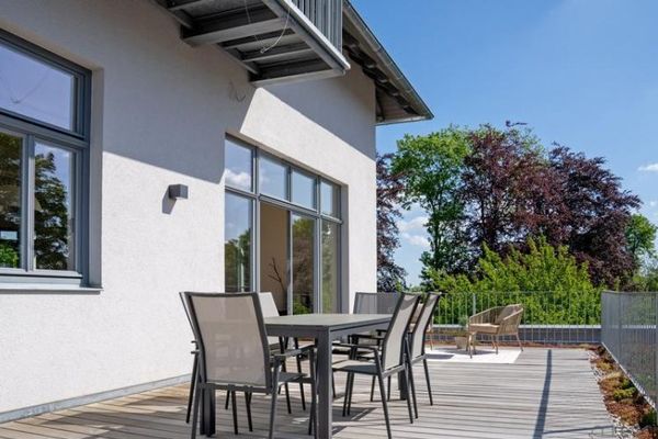 (EF0974_M) Dresden: Langebrück, güneş teraslı, asansörlü, 2x banyo / WC'li, PKW park yeri bulunan mobilyalı XXL lüks daire
