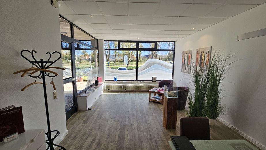 Helle Ladenfläche / Büro mit Schaufenster · 65 m² · direkt am Bahnhof Bad Bevensen · provisionsfrei – vorderer Büroraum