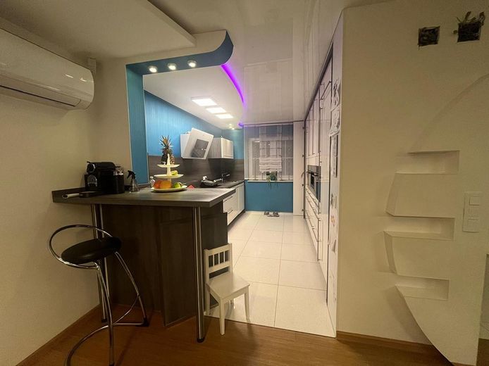 Geräumiges und modernisiertes 8-Zimmer-Einfamilienhaus mit geh. Innenausstattung in bester Lage – Küche EG