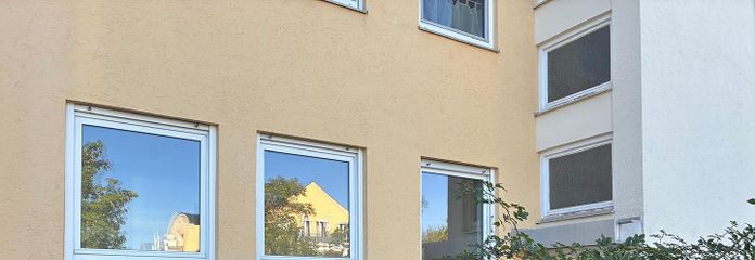 Bright 3-room elevated ground-floor apartment with garden area in Germering – Fensterfront im Osten