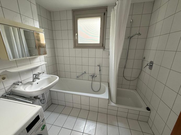 3-Zi-Gartenwohnung mit Terrasse und TG – ab sofort frei – Badezimmer aktuell
