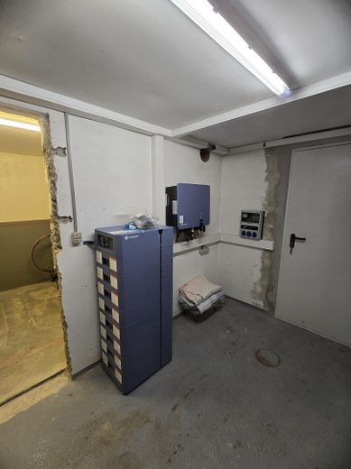 Zweifamilienhaus mit Ferienhaus und zus. Grundstück, neue Wärmepumpe und PV-Anlage - Provisionsfrei – PV-Anlage Inneneinheit