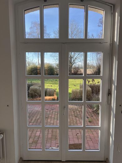 Großzügiges Haus in Alleinlage mit großem Garten – Blick auf die Terasse