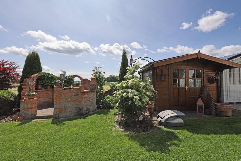 Gartenhaus mit Zier-Pavillon