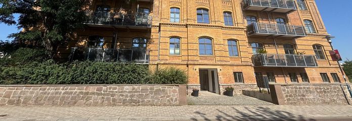 Praxis o inmueble comercial de 49 m² en Buckau – primera ocupación tras una renovación completa – Hausansicht Straßenseite