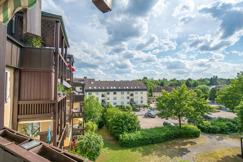 Lichtdurchfluteter Wohnkomfort in Uni-Bestlage – 90 m² mit 3 Balkonen & TG-Stellplatz – Blick aus dem Hinterhof
