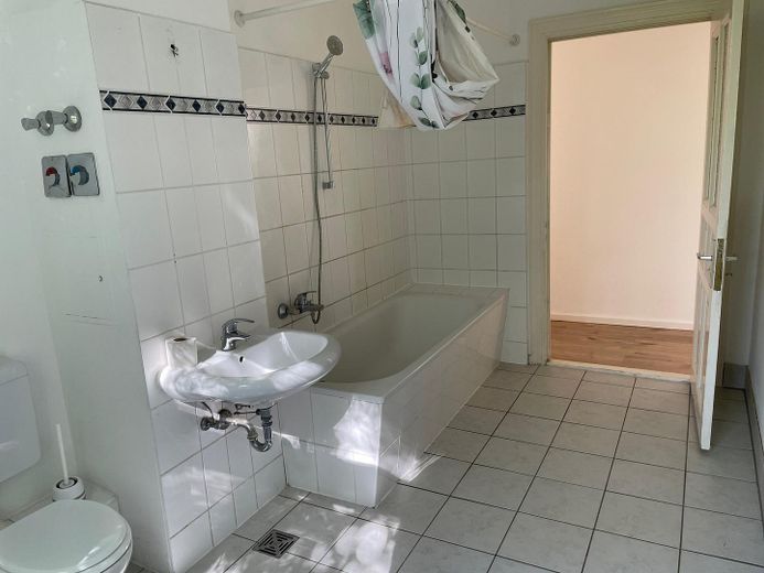 Helle WG-geeignete 3-Zimmer-Altbau-Wohnung in Köpenick – Tageslichtbad