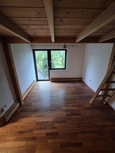 Amplia casa adosada en esquina con vivienda independiente, jardín, chimenea y sauna – Schlafzimmer EG