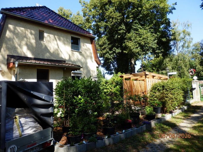modernisierte Doppelhaushelfte mit zwei Wohnungen auf 403,50 qm Grundstück mit Garage – Giebelansicht m.Garten