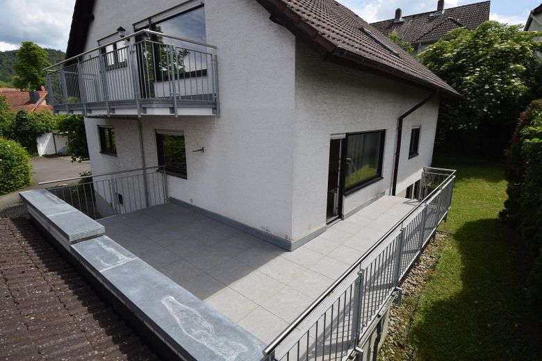 Zweifamilienhaus mit zwei abgeschlossenen Wohnungen in Seeheim – vielseitige Nutzungsmöglichkeiten – EG Terrasse