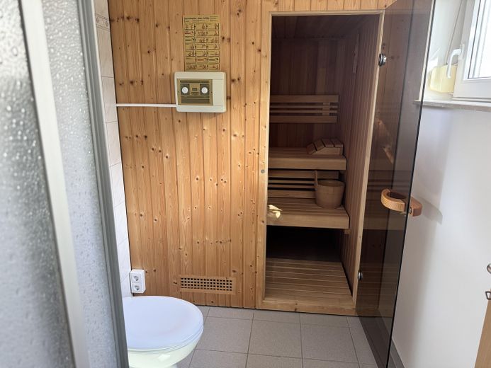 مساحة رحبة وإمكانات عديدة – منزل استثنائي متعدد الاستخدامات – Sauna/Dusche/WC UG