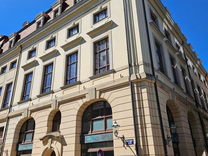 МІСЬКИЙ ТОРГОВИЙ ДІМ I ПРЕДСТАВНИЦЬКА ТОРГОВА ПЛОЩА – Фотографія 1