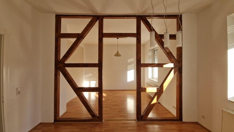 Reserviert: 3,5-Zimmer-Wohnung mit Privatgarten in Zweifamilienhaus, sanierter Altbau – Wohnzimmer