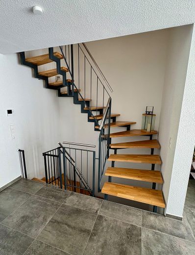 Moderno casa a schiera d'angolo in posizione adatta alle famiglie – Treppenhaus