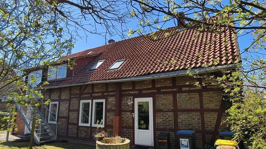 Uetze - Dollbergen - Handwerkertraum - Grosses Wohnhaus zum Sanieren – Gartenseite