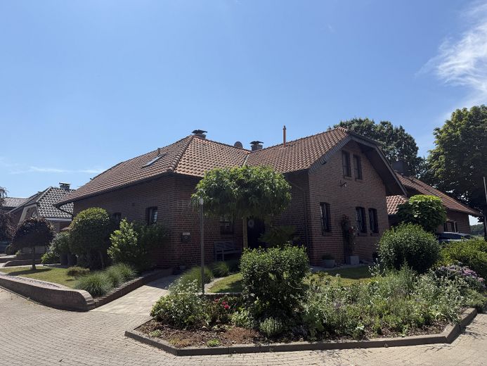 Gehobenes Ein- / Zweifamilienhaus im Landhausstil in ruhiger Lage – Gesamtansicht