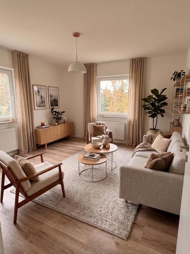 Eerste bewoning na grondige renovatie: lichte 3-kamerwoning met inbouwkeuken, balkon & garage – Wohnzimmer (KI-Einrichtung)