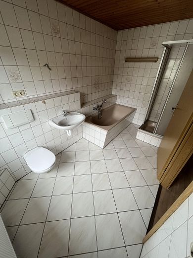 Erstbezug nach Renovierung - Helle und geräumige 3-RW mit Dusche und Badewanne – Foto 4