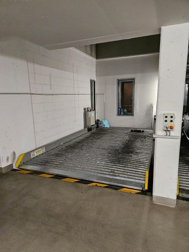 Exklusieve 3 Zimmer Wohnung mit Loggia, Stellplatz, Fußbodenheizung, Gäste WC, Klimaanlage – Stellplatz (oben)