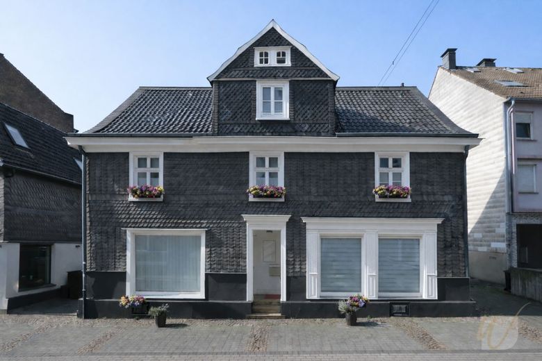 Seltene Gelegenheit: Charmantes Schieferhaus mit historischem Flair, Wohnbereich und 2 Ladenlokalen – Hausansicht