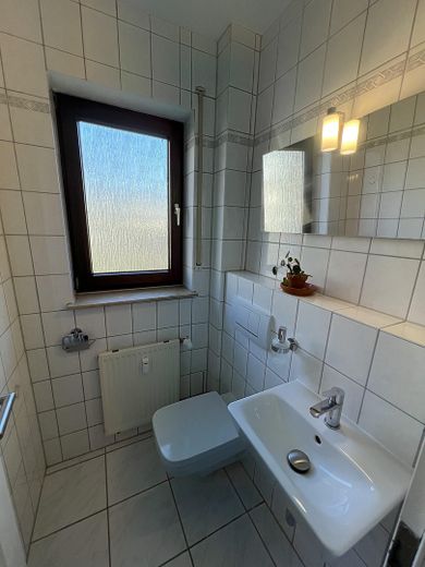 Moderne 4-Zimmer Maisonette-Wohnung mit Balkon und Tiefgarage in Nidderau Eichen – Gäste-WC