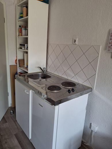 Helle Einzimmerwohnung mit Pantry Küche in zentraler Lage – Pantryküche