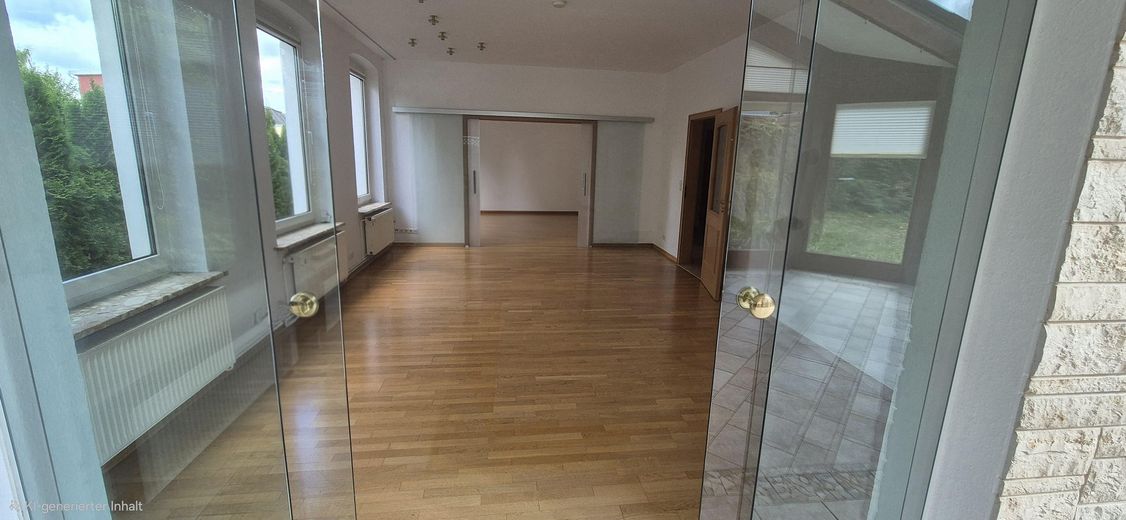 120 m² का गर्म विंटरगार्डन, टैरेस और बगीचे सहित – Schleswig में असाधारण अपार्टमेंट – Wohnzimmer & Erweiterung