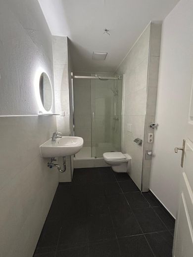 Lichtdurchflutete 5-Zimmer-Wohnung im Paulusviertel – Bad mit Dusche