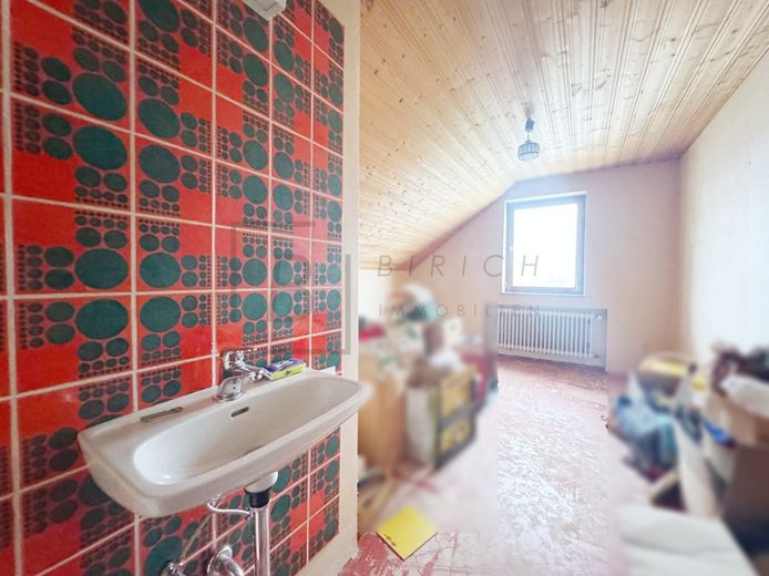 Großzügige 4-Zimmer-Dachgeschosswohnung mit Balkon und Stellplatz – Zimmer