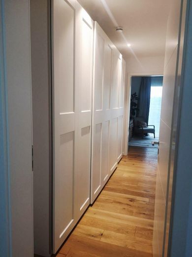 4-Zi.-Wohnung mit Terrasse und Garten in Kliniknähe – Einbauschrank im Flur