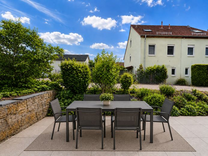 Möblierte 5-Raum Wohnung mit 2 Bädern, Einbauküche und Terrasse – Terrasse