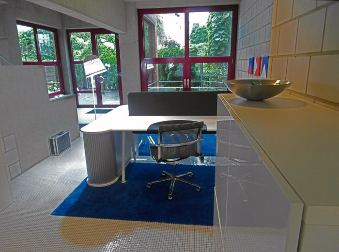 Große Fenster zum Hinterhof