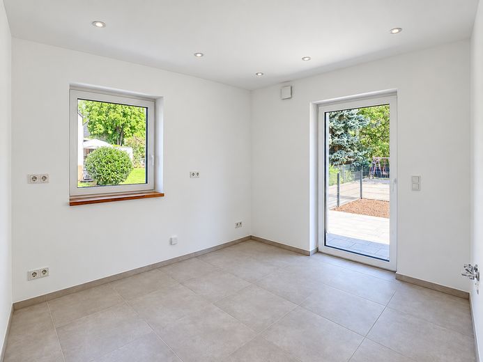 Apartamento en planta baja con terraza, jardín propio y crédito KfW con una subvención de 30.000 euros – Küche