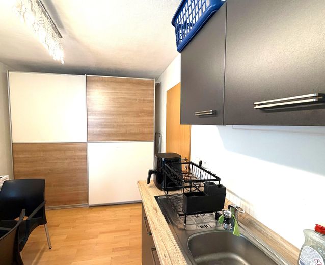 Placement financier avec perspectives – 2 logements loués + parking souterrain | 135 m² | 17.640 € de loyer annuel hors charges – 1-Zi.WHG Küche Essbereich