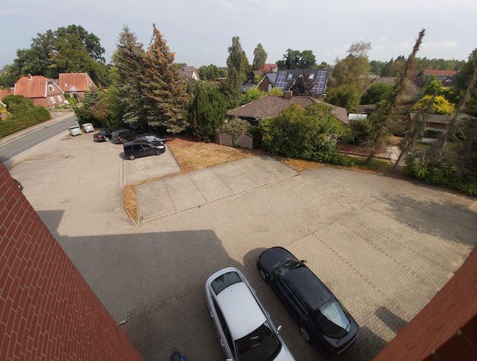 PARKPLATZ VOR DEM HAUS