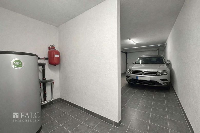 "Garage mit separatem Heizungsraum, aktuell baubedingt mit Material belegt - Visualisierung."