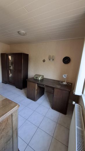 Maison bifamiliale avec jardin mature + 2 garages dans un bon emplacement, sans commission pour l’acheteur – kleines Zimmer EG