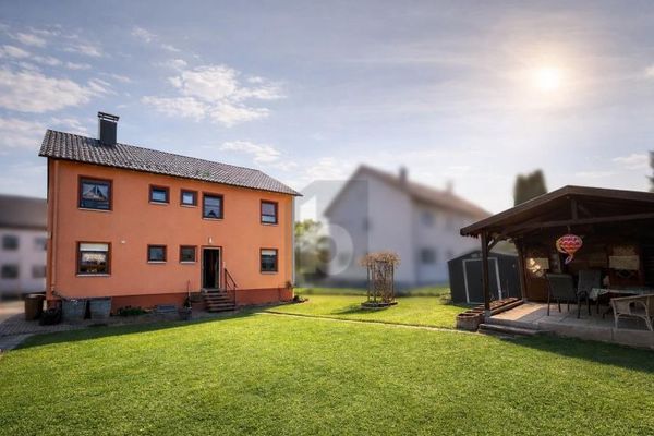 STILVOLL MIT SCHÖNEM GARTENBEREICH