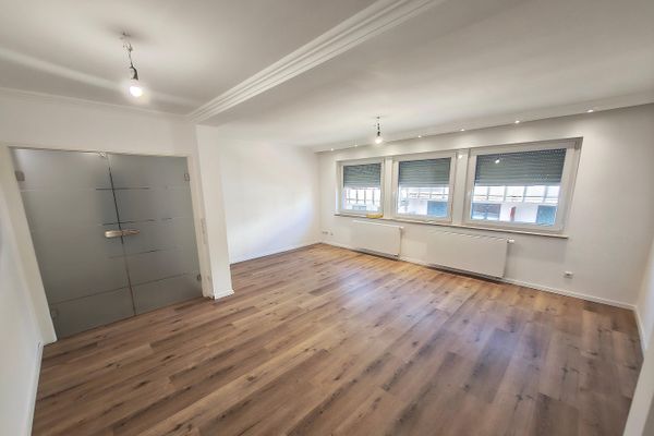 Smart e ristrutturato: trilocale vicino al centro con balcone esposto a sud e posto auto in garage