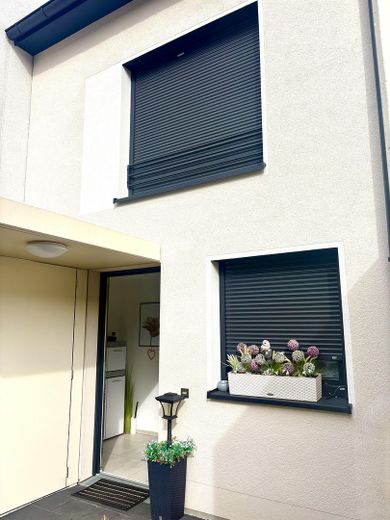 Reihenmittelhaus zu verkaufen – Hauseingang