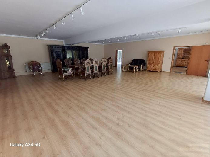 Veelzijdig bruikbaar commercieel vastgoed (kantoor, praktijk, hal, studio, ambacht, handel). 1a-locatie – Raum 4, ca. 100qm