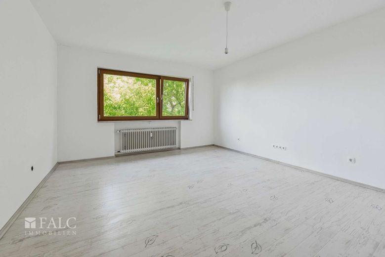 Wohnen am Waldrand: 4-Zimmerwohnung mit zwei Loggien und Garage – Freundliches Schlafzimmer