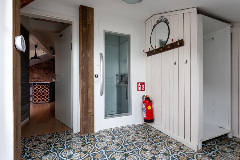 Großzügige Dachgeschosswohnung mit zwei Dachterrassen im Herzen der Altstadt von Laufen – Eingangsbereich/Stiegenhaus