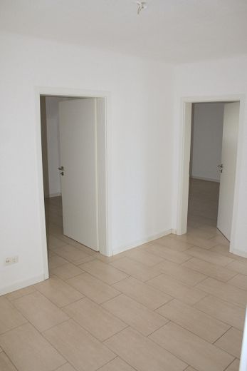 Flur mit Sicht auf 2 Zimmer